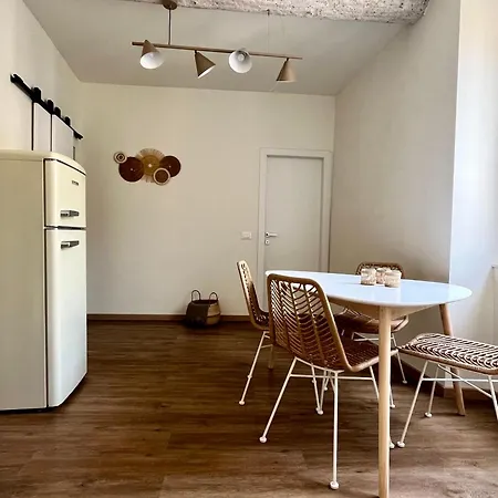 Charming Flat With Seaview דירה *